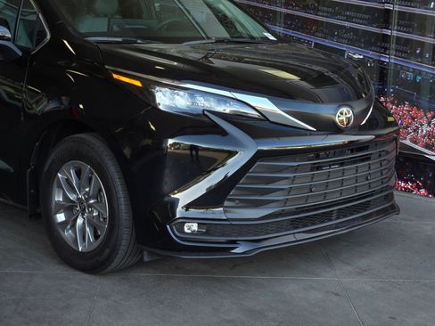 Certified 2026 Toyota Sienna XLE FWD image 2