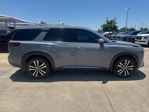 Used 2023 Nissan Pathfinder Platinum FWD image 4