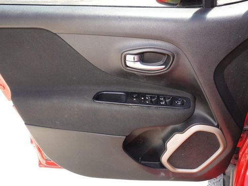 Used 2015 Jeep Renegade Latitude w/ Popular Equipment Group FWD image 16