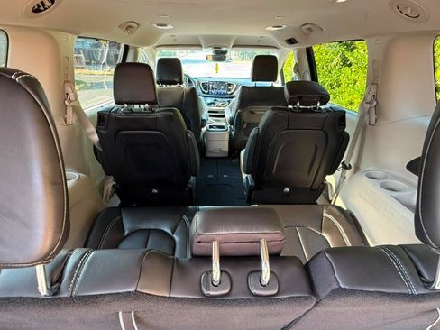 Used 2023 Chrysler Pacifica Touring-L AWD/4WD image 8