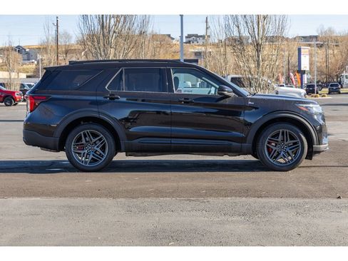 Used 2025 Ford Explorer ST-Line w/ ST-Line Street Pack image 2