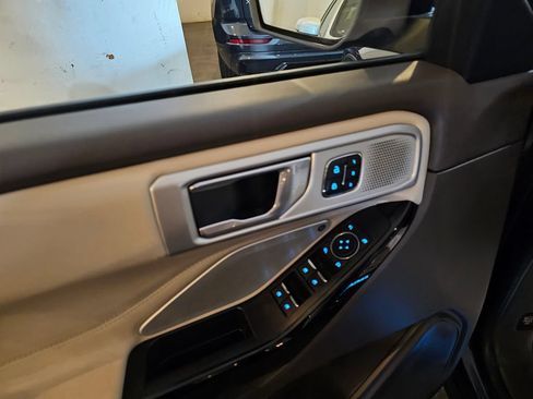 Used 2022 Ford Explorer Platinum w/ Equipment Group 601A AWD/4WD image 15