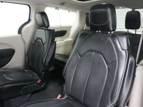 Used 2018 Chrysler Pacifica Limited FWD image 12