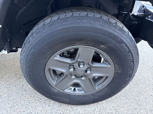 Used 2022 Jeep Gladiator Sport image 14