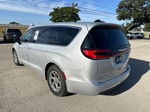 Used 2024 Chrysler Pacifica Limited FWD image 10
