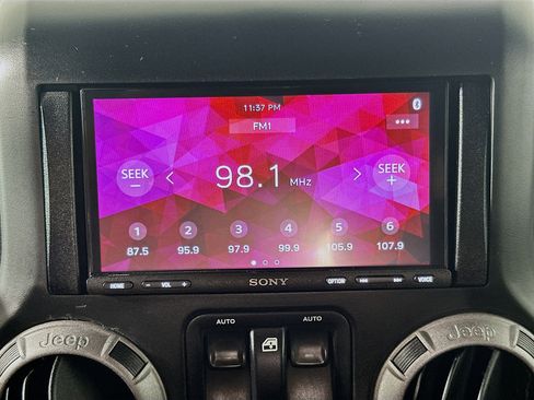 Used 2015 Jeep Wrangler Sport image 18