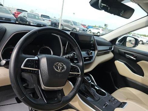 Used 2023 Toyota Highlander XLE FWD image 8