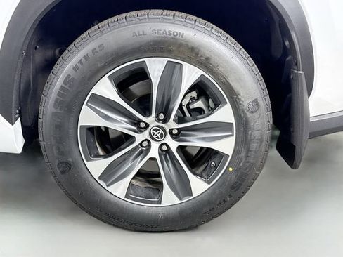 Certified 2025 Toyota Highlander XLE image 32