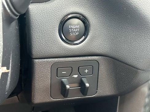 Used 2025 Toyota Tundra Limited AWD/4WD image 33
