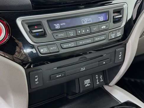 Used 2018 Honda Pilot Touring image 17
