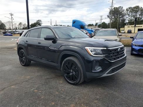 Certified 2025 Volkswagen Atlas Cross Sport SE w/ Panoramic Sunroof Package image 3