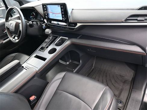 Used 2022 Toyota Sienna XSE image 35