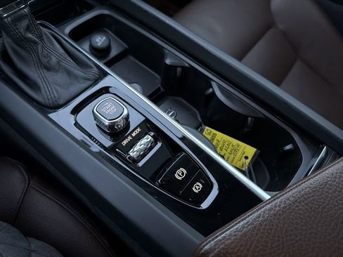 Used 2018 Volvo XC60 T5 Momentum w/ Convenience Package image 28