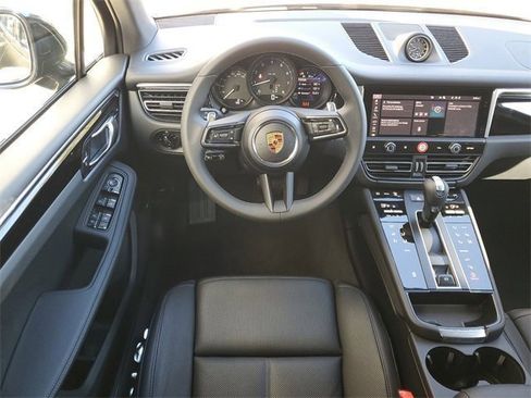 Used 2025 Porsche Macan image 32