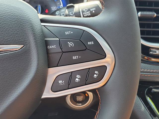 Certified 2025 Chrysler Pacifica Pinnacle FWD image 13