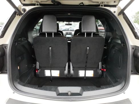 Used 2018 Ford Explorer XLT w/ Equipment Group 202A AWD/4WD image 18