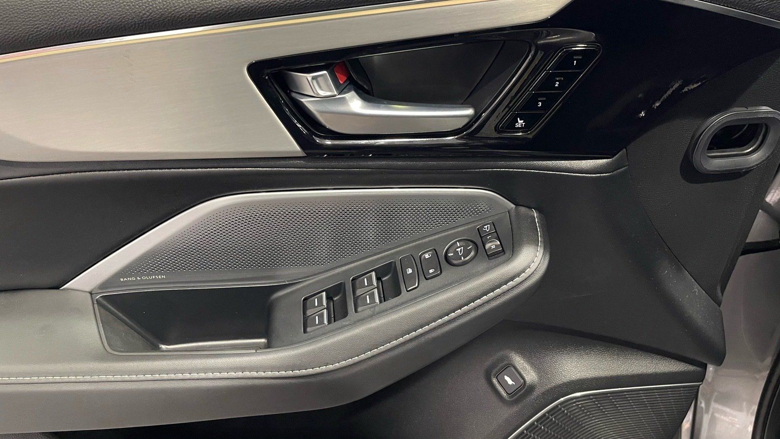 Used 2025 Acura MDX w/ Technology Package FWD image 25
