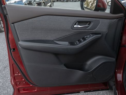 Used 2023 Nissan Rogue SV image 12