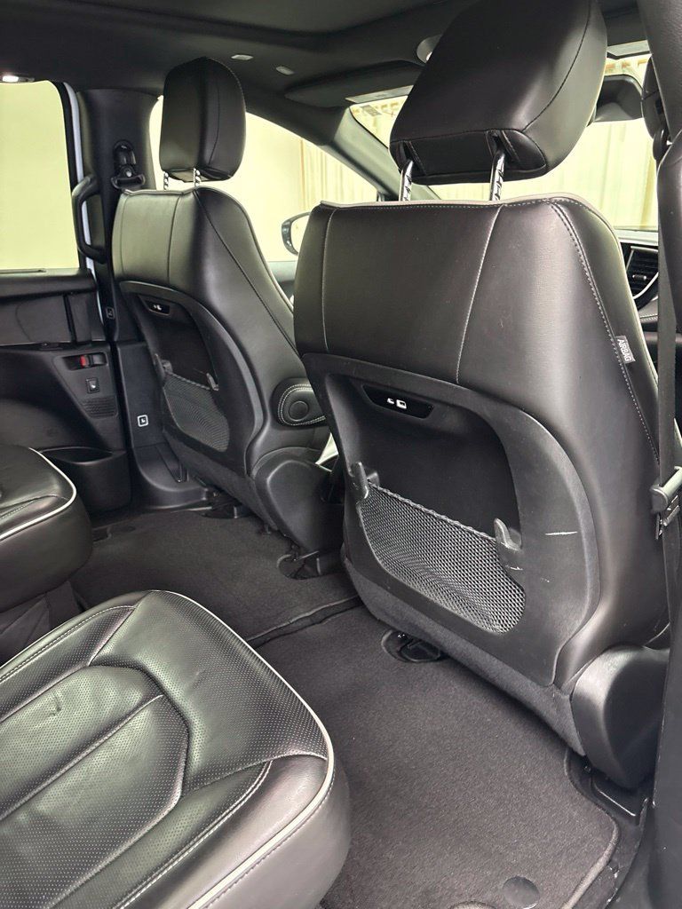 Used 2025 Chrysler Pacifica Limited FWD image 30