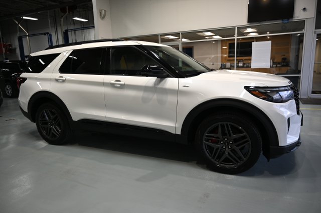 Used 2025 Ford Explorer ST-Line w/ ST-Line Street Pack AWD/4WD image 4