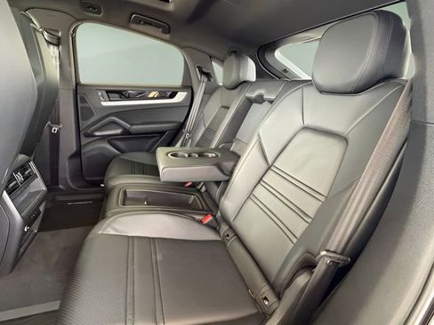 Used 2024 Porsche Cayenne Coupe AWD/4WD image 30