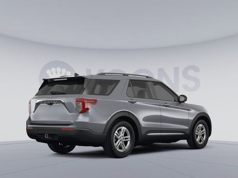 Used 2022 Ford Explorer XLT w/ Equipment Group 202A AWD/4WD image 4