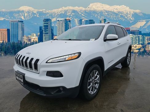 Used 2018 Jeep Cherokee Latitude Plus w/ Cold Weather Group image 4