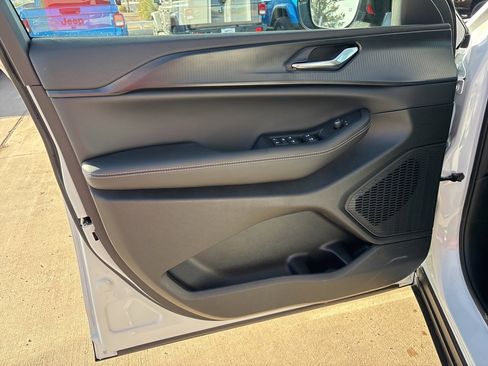 New 2025 Jeep Grand Cherokee Altitude image 13