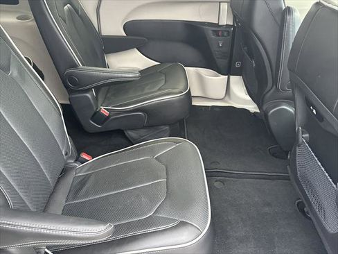 Certified 2024 Chrysler Pacifica Limited FWD image 17