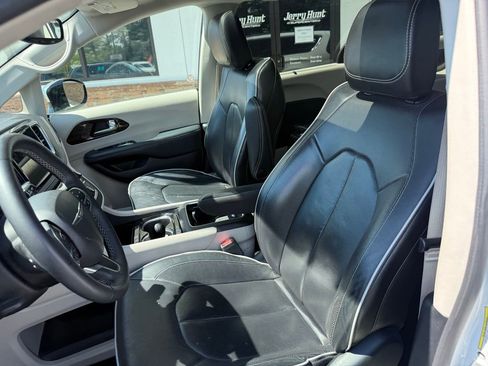 Used 2023 Chrysler Pacifica Limited image 2
