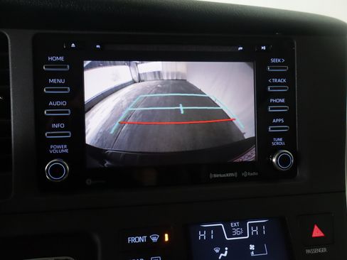 Used 2018 Toyota Sienna LE image 19