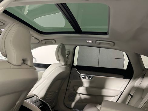 Used 2025 Volvo S90 B6 Plus image 32