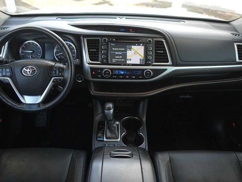 Used 2017 Toyota Highlander Limited Platinum FWD image 10
