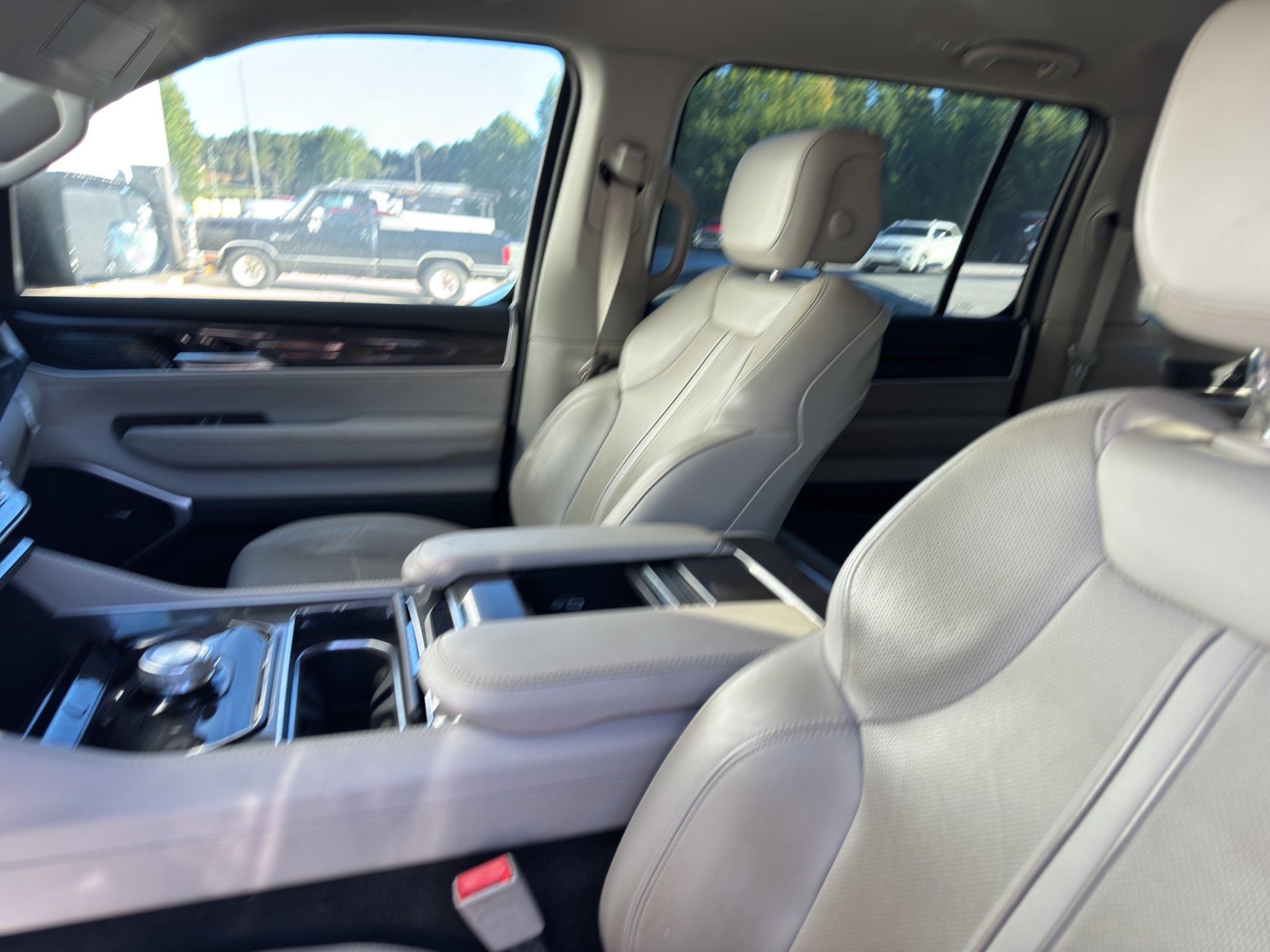 Used 2023 Jeep Wagoneer L 2WD image 3