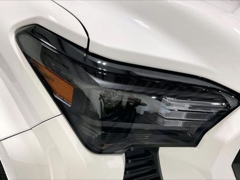 Certified 2025 Toyota Tacoma SR5 AWD/4WD image 29