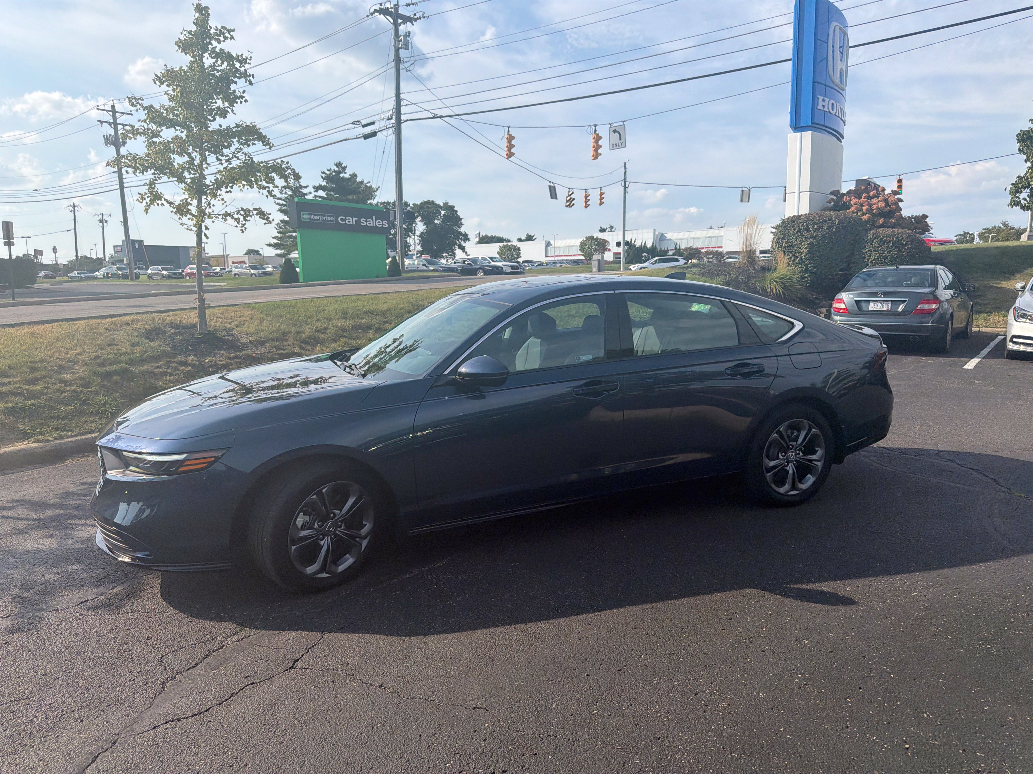 Used 2025 Honda Accord EX-L image 2