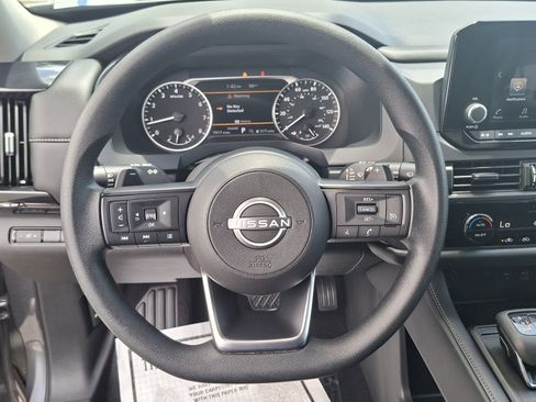 Used 2025 Nissan Pathfinder S FWD image 11