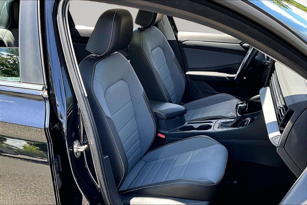 Used 2025 Volkswagen Jetta SE FWD image 17