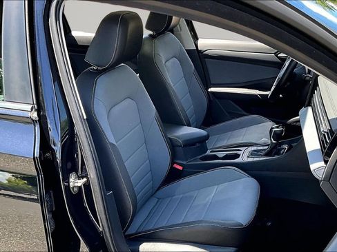 Used 2025 Volkswagen Jetta SE FWD image 17