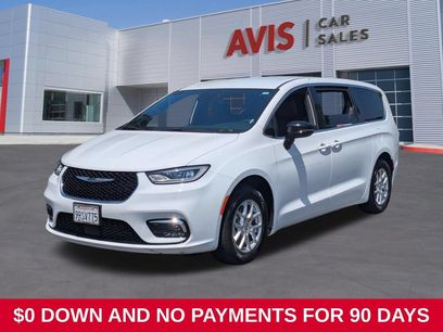 Used 2025 Chrysler Pacifica Select