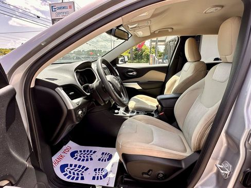 Used 2018 Jeep Cherokee Latitude w/ Mobile Office Group AWD/4WD image 9
