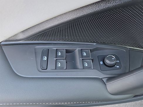 New 2025 Volkswagen Tiguan SE image 14