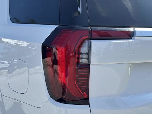 Used 2025 GMC Yukon Denali AWD/4WD image 11