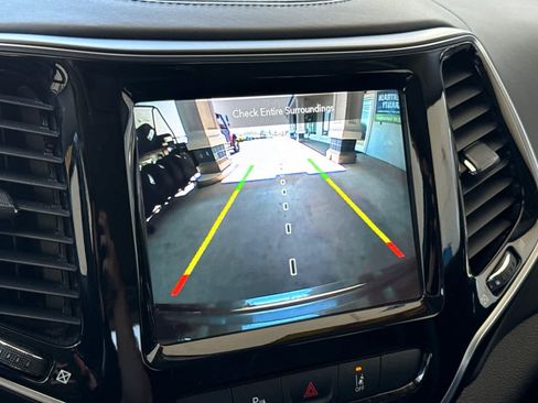 Used 2019 Jeep Cherokee Overland w/ Technology Group AWD/4WD image 21