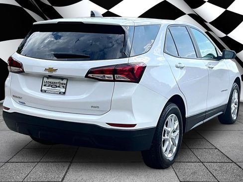 Used 2023 Chevrolet Equinox LS w/ LS Convenience Package AWD/4WD image 2