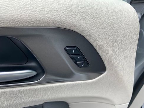 Used 2024 Chrysler Pacifica Touring-L FWD image 15