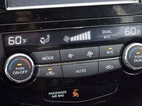 Used 2016 Nissan Rogue SV w/ SV Premium Package FWD image 12