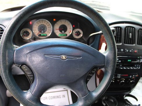 Used 2001 Chrysler Town & Country LX FWD image 19