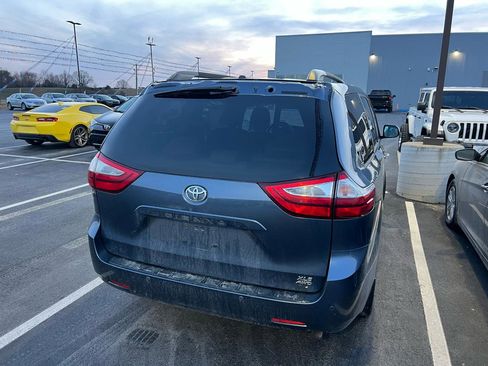 Used 2017 Toyota Sienna XLE Premium image 3