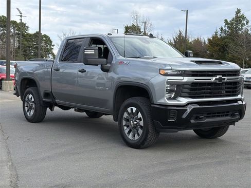 Used 2024 Chevrolet Silverado 2500 Custom w/ Custom Value Package image 8